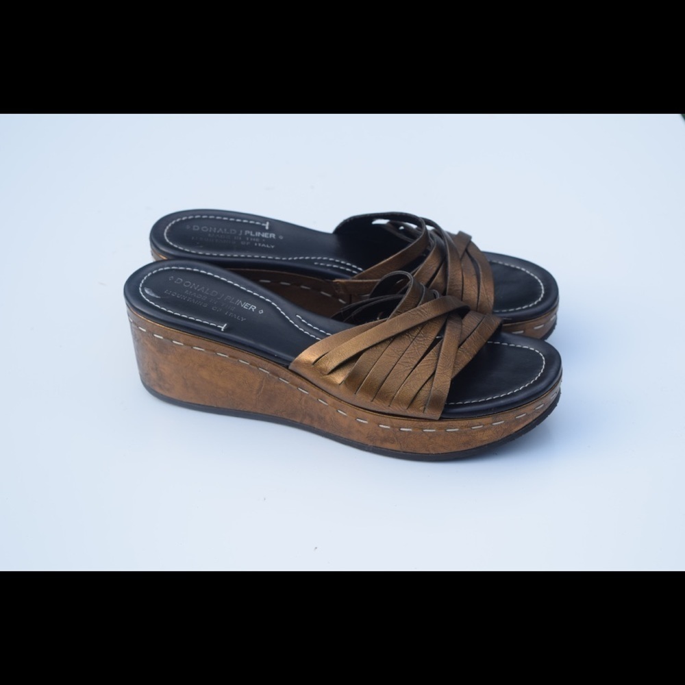 Donald J. Pliner Siena wedges